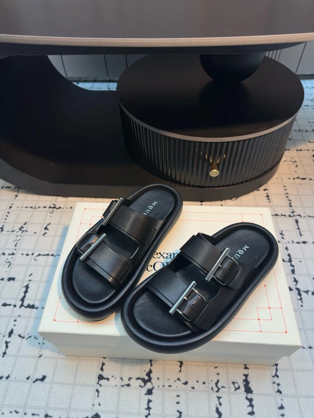 👟👟Ex-factory price 600👟👟McQueen 25ss early spring new height thick-soled buckle slippers with neat and youthful design! Comfortable and versatile, it also offers excellent durability! It combines fashion and comfort with a perfect balance of elegance. I believe every high-heeled girl will be attracted by it. Upper: Made of original cowhide. Inner foot pad: cowhide. Sole: rubber outsole. Size: 35/40 (40 is custom-made and cannot be returned or exchanged)
